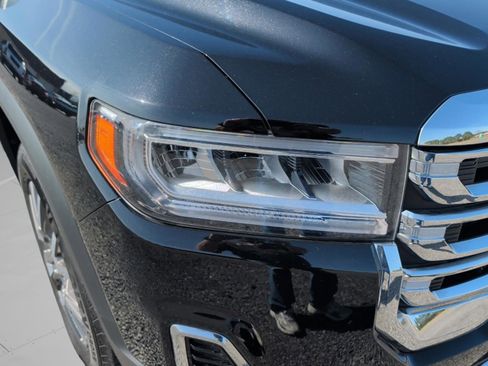 Used 2023 GMC Acadia SLE image 11