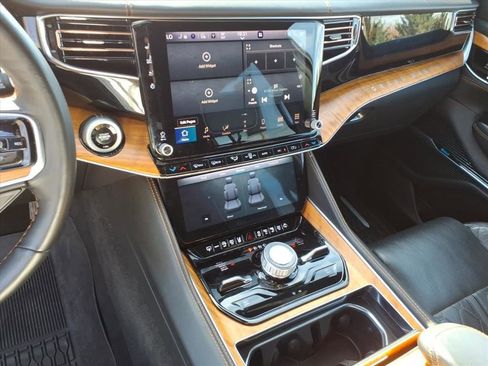 Used 2024 Jeep Grand Wagoneer L Series III image 33