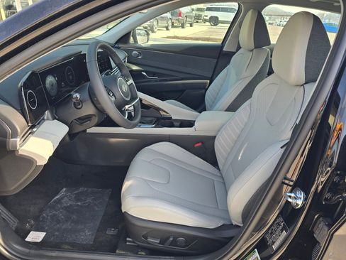 New 2025 Hyundai Elantra Limited image 11