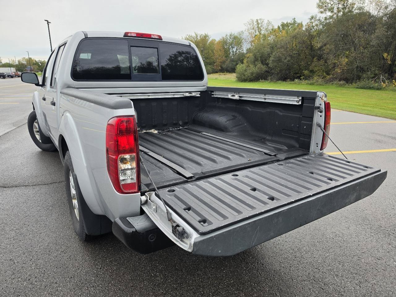 Used 2017 Nissan Frontier SV w/ SV Value Truck Package AWD/4WD image 8