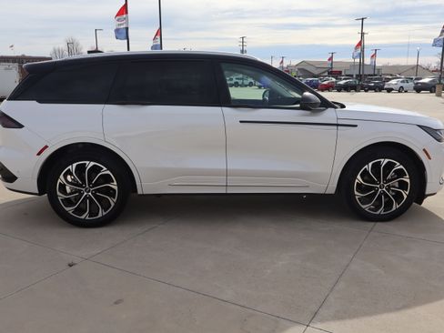 Used 2024 Lincoln Nautilus Reserve w/ Equipment Group 202A image 4