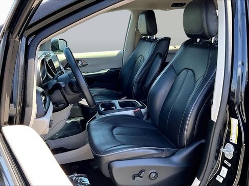 Used 2018 Chrysler Pacifica Limited w/ Advanced Safetytec Group FWD image 7