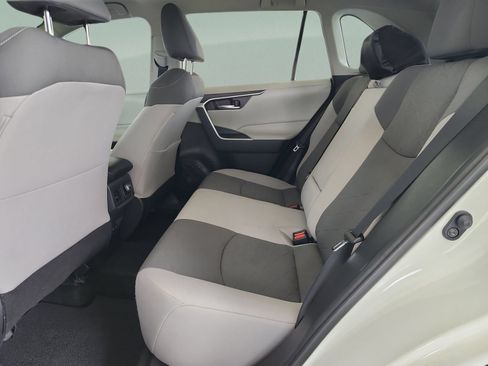 Used 2021 Toyota RAV4 XLE FWD image 17