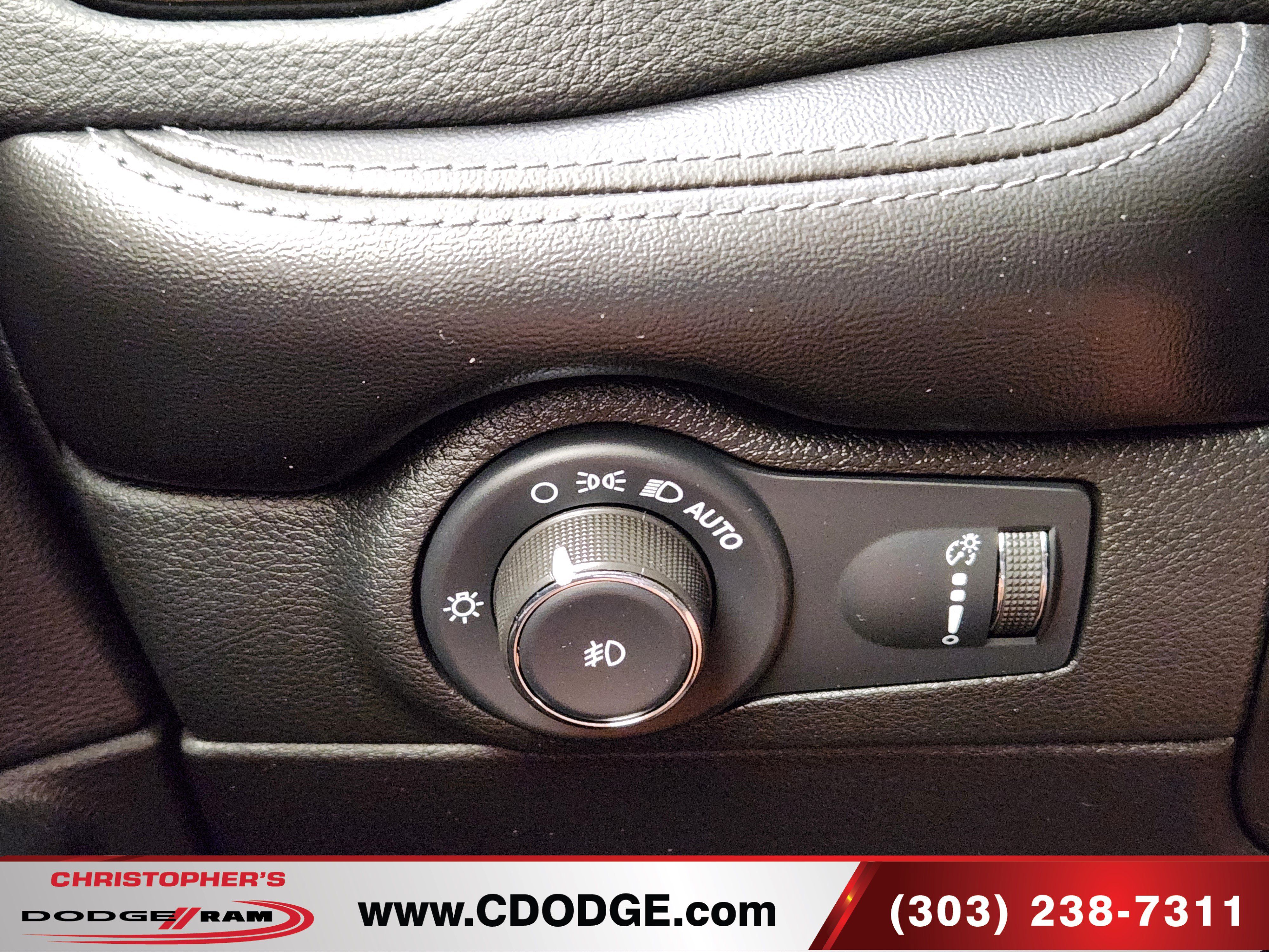 Used 2022 Dodge Durango SXT w/ Blacktop Package AWD/4WD image 29