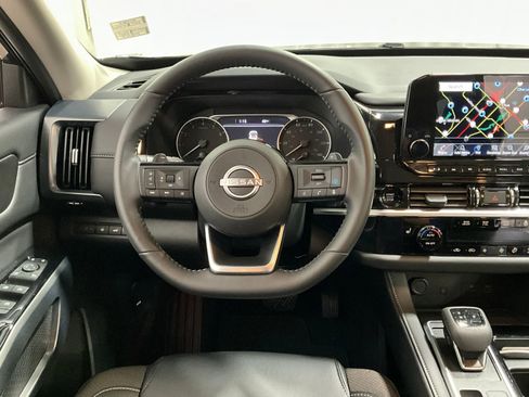 Used 2025 Nissan Pathfinder SL w/ Black Appearance Package image 7