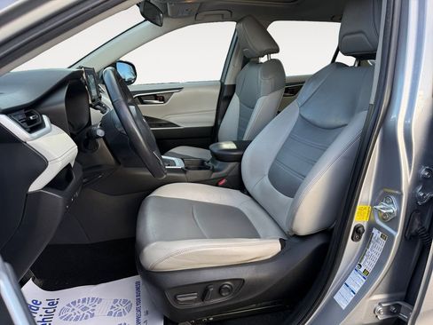 Used 2021 Toyota RAV4 XLE Premium image 9