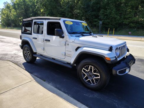 Certified 2024 Jeep Wrangler Sahara w/ Technology Group image 5
