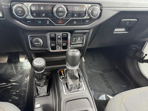 Used 2025 Jeep Wrangler Unlimited Sahara AWD/4WD image 13