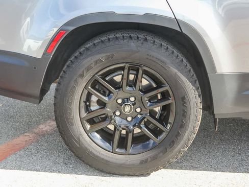 Used 2023 Land Rover Defender 130 SE image 5