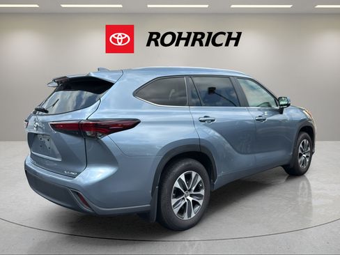 Used 2024 Toyota Highlander XLE AWD/4WD image 5