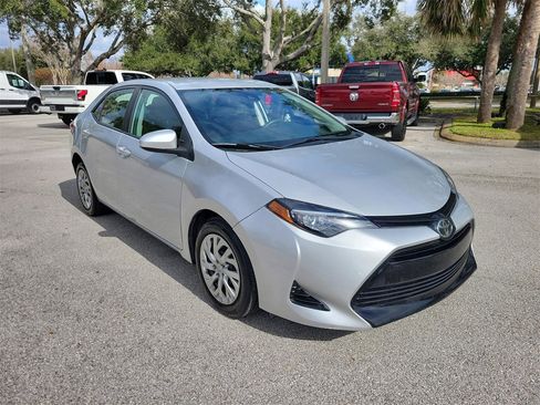 Used 2018 Toyota Corolla LE image 2