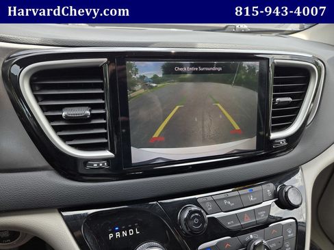 Used 2023 Chrysler Pacifica Touring-L FWD image 9