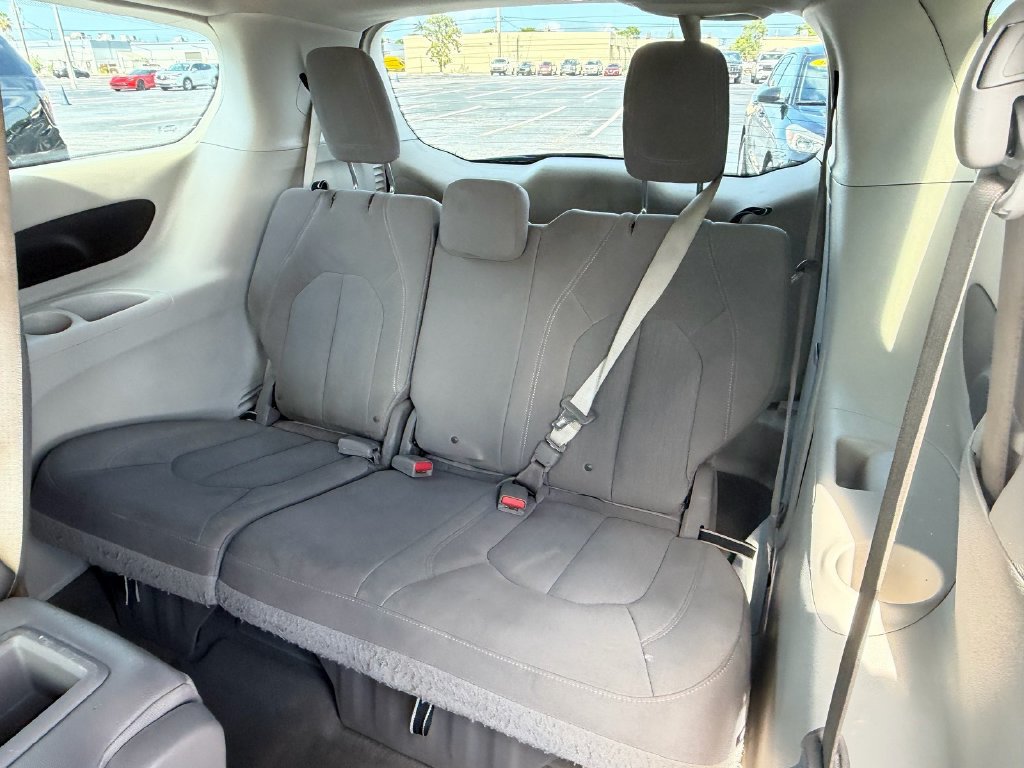 Used 2017 Chrysler Pacifica Touring FWD image 11