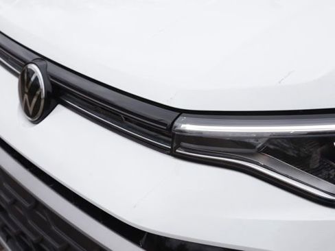 Used 2025 Volkswagen Taos SE w/ Black Wheel Package FWD image 10