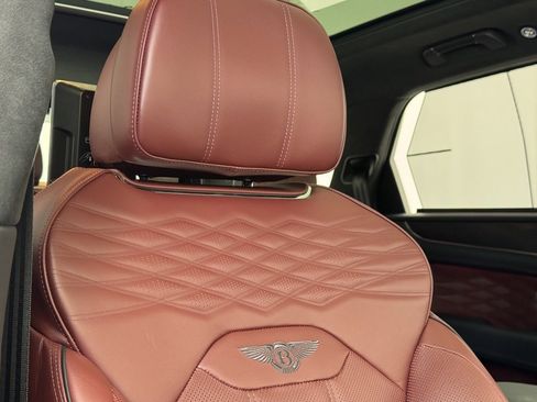 Used 2025 Bentley Bentayga image 43