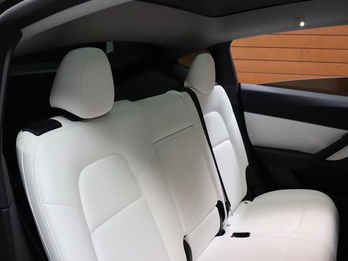 Used 2022 Tesla Model Y Long Range image 63