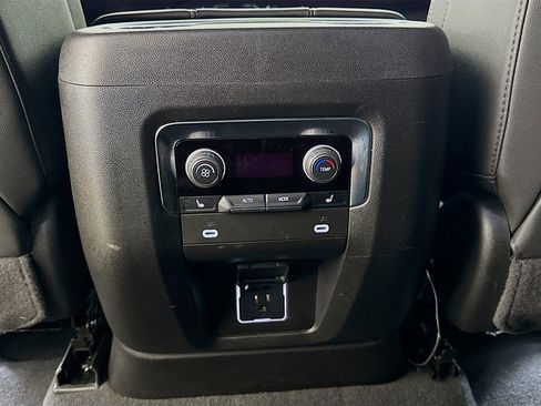 Used 2024 Chevrolet Suburban Premier image 26