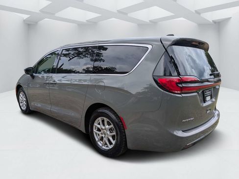 Used 2023 Chrysler Pacifica Touring-L FWD image 5