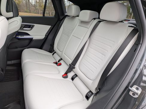 Used 2026 Mercedes-Benz GLC 300 4MATIC image 31