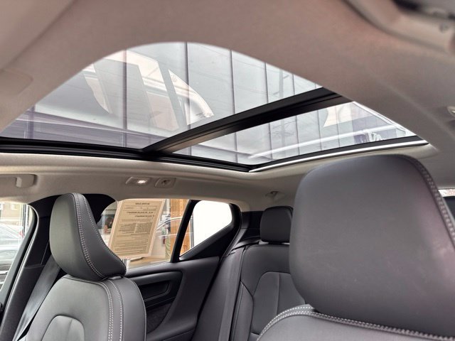 Certified 2025 Volvo XC40 B5 Plus AWD/4WD image 27