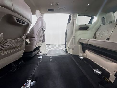 Used 2018 Chrysler Pacifica Touring-L w/ Advanced Safetytec Group FWD image 9