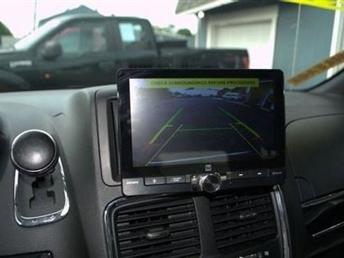 Used 2019 Dodge Grand Caravan SXT FWD image 14