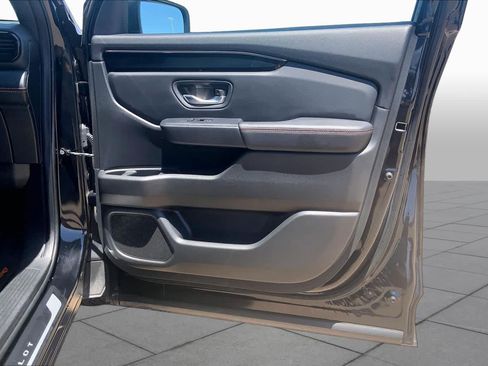 Used 2025 Honda Pilot TrailSport image 23