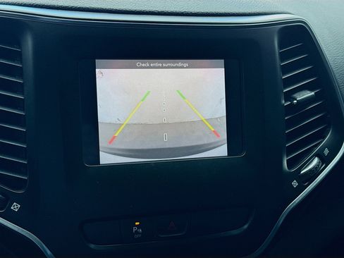 Used 2019 Jeep Cherokee Latitude Plus FWD image 10