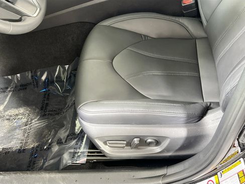 Used 2019 Toyota Avalon XLE w/ Moonroof Package image 18