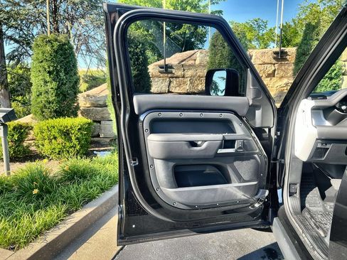Used 2026 Land Rover Defender 130 X-Dynamic SE AWD/4WD image 17