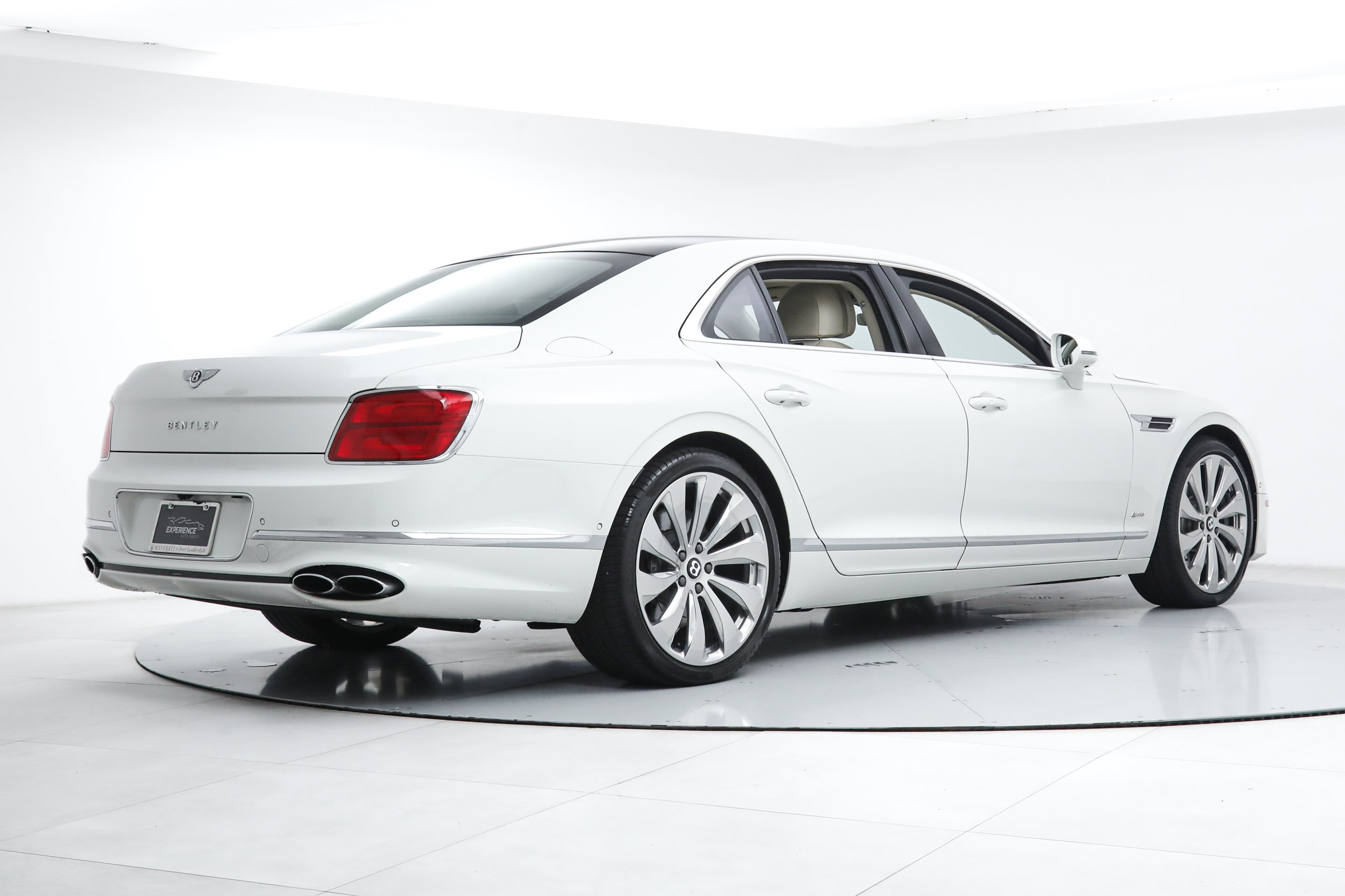 Used 2022 Bentley Flying Spur Plug-In Hybrid AWD/4WD image 5