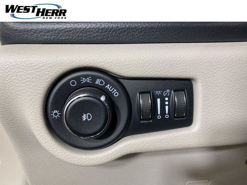 Used 2023 Chrysler Pacifica Limited FWD image 10