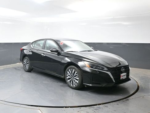 Used 2025 Nissan Altima 2.5 SV FWD image 3