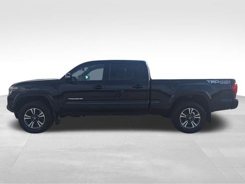 Used 2019 Toyota Tacoma TRD Sport image 3