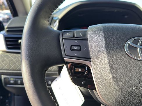 Used 2025 Toyota Camry XLE image 18