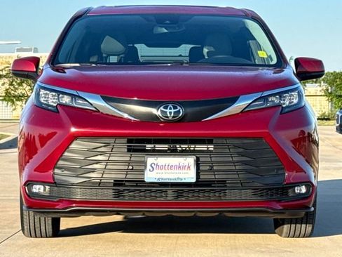 Used 2026 Toyota Sienna XLE FWD image 2