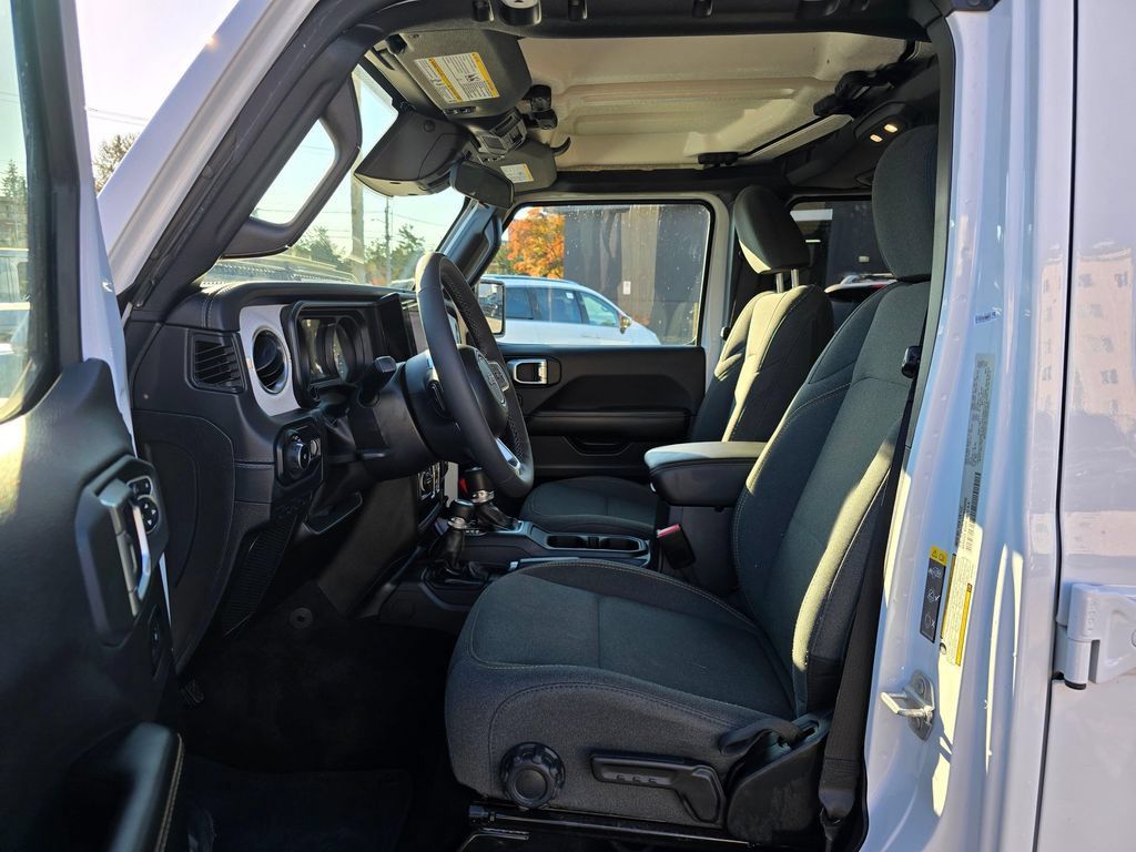 Used 2025 Jeep Wrangler Unlimited Sahara AWD/4WD image 19