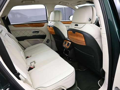 Certified 2022 Bentley Bentayga AWD/4WD image 29