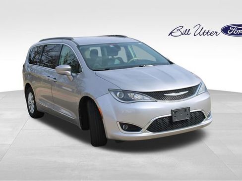 Used 2017 Chrysler Pacifica Touring-L image 3