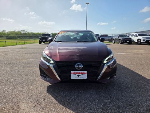 Used 2024 Nissan Altima 2.5 SV FWD image 2