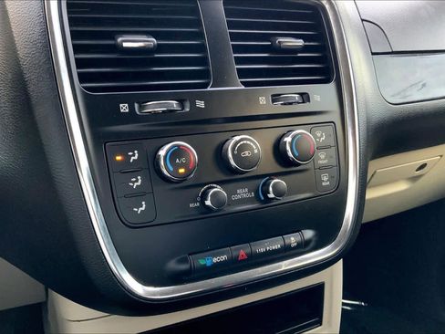 Used 2020 Dodge Grand Caravan SE w/ UConnect Hands-Free Group image 34