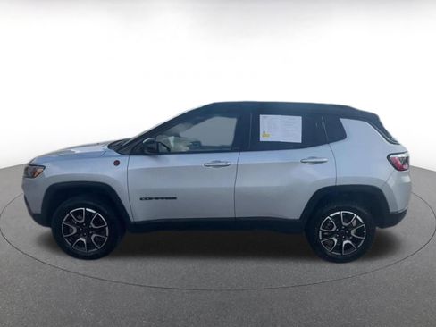 Used 2025 Jeep Compass Trailhawk image 9