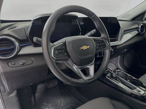 Used 2024 Chevrolet Trax LT w/ Driver Confidence Package FWD image 9