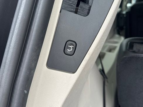 Used 2019 Dodge Grand Caravan SXT image 34