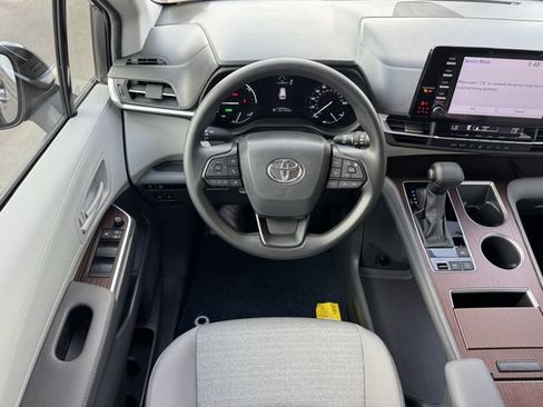 Used 2024 Toyota Sienna LE FWD image 10