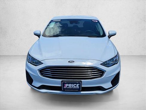 Used 2019 Ford Fusion SE FWD image 2