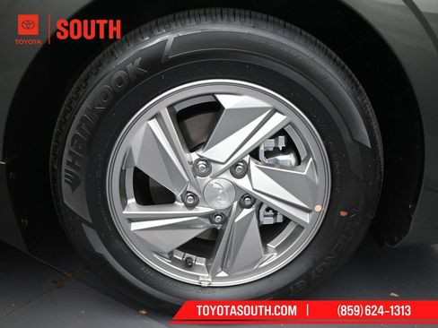Used 2025 Hyundai Elantra SE FWD image 29