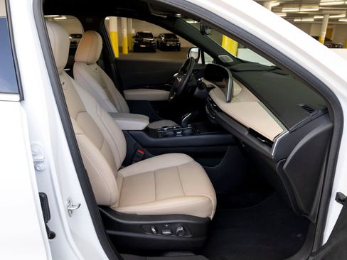 Used 2025 Cadillac XT4 Premium Luxury w/ Technology Package FWD image 27