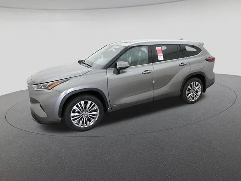 New 2026 Toyota Highlander Platinum image 2