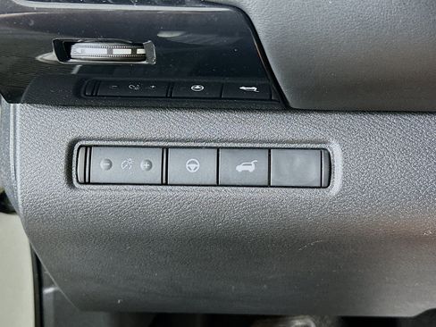 Used 2025 Nissan Pathfinder SV FWD image 17